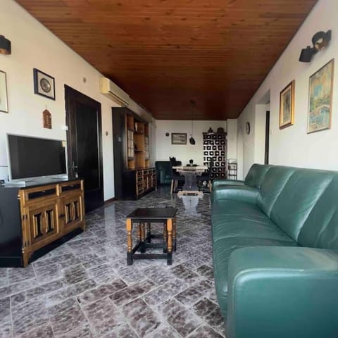 Communal lounge/ TV room, TV and multimedia, Living room, Seating area, Evening entertainment