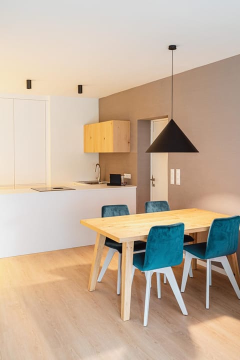 Kitchen or kitchenette, Living room, Seating area, Dining area, kitchen