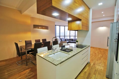 Kitchen or kitchenette, Dining area