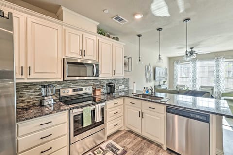 Brand-New Townhome Near UNTandTWU and The Square! House in Denton