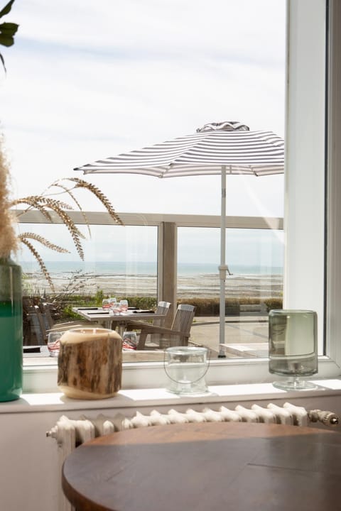 Restaurant/places to eat, Balcony/Terrace, Lounge or bar