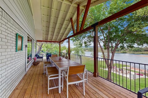 Born Country House in Kingsland