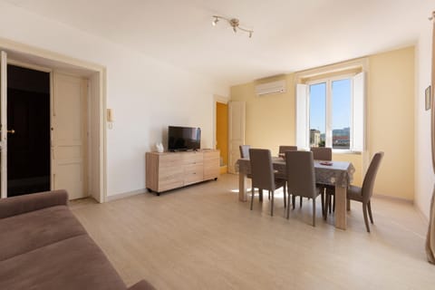 Communal lounge/ TV room, TV and multimedia, Living room, Seating area, Dining area, Evening entertainment