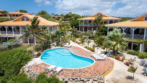 Property building, Garden, sunbed