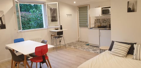 Kitchen or kitchenette, Dining area, minibar, stove