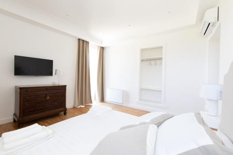 Communal lounge/ TV room, Bed, TV and multimedia, Living room, Photo of the whole room, Bedroom
