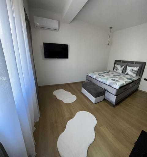 Bed, TV and multimedia, air conditioner