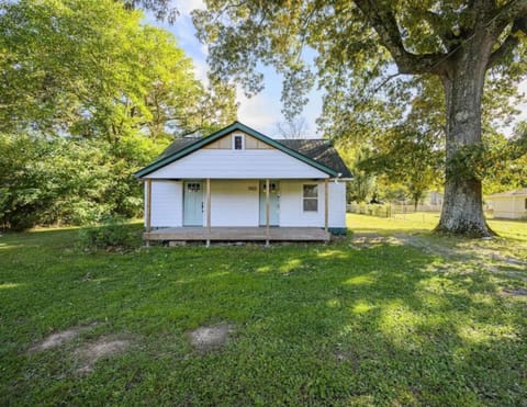 3 Bed 2 Bath Renovated Home Near The Lake House in Tennessee