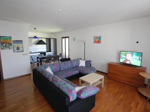 Kitchen or kitchenette, Living room, Seating area, kitchen