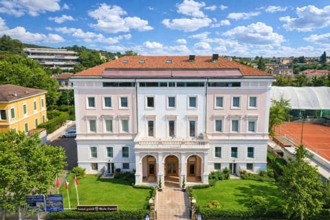 Property building, Spring, Day, Garden, Garden view