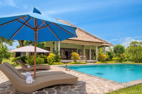 Property building, Swimming pool, Swimming pool, sunbed