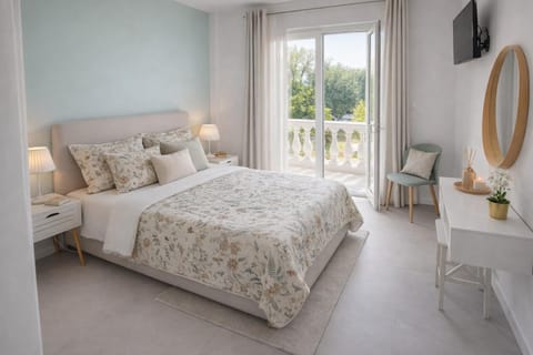 Bed, TV and multimedia, Photo of the whole room, Bedroom, towels
