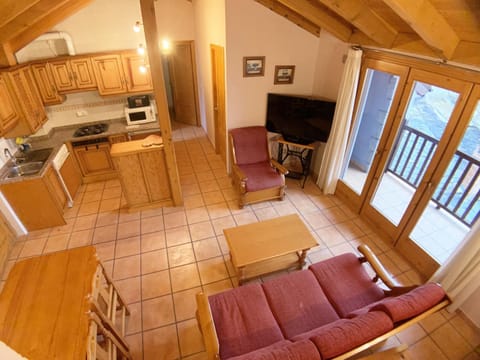 TV and multimedia, Kitchen or kitchenette, Living room, Photo of the whole room, Dining area