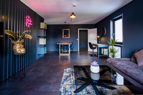 Living room, Business facilities, Seating area, Dining area
