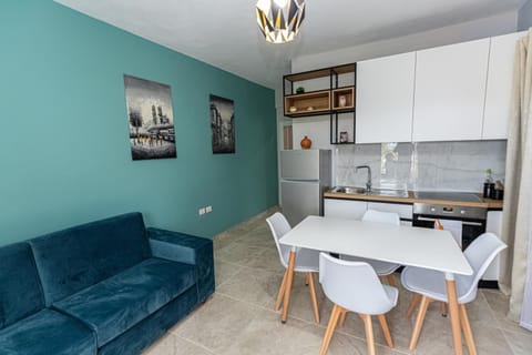 Kitchen or kitchenette, Living room, Seating area, Dining area