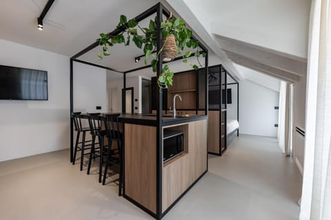 Kitchen or kitchenette, Dining area, minibar, stove