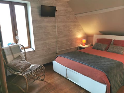 Bed, TV and multimedia, Bedroom