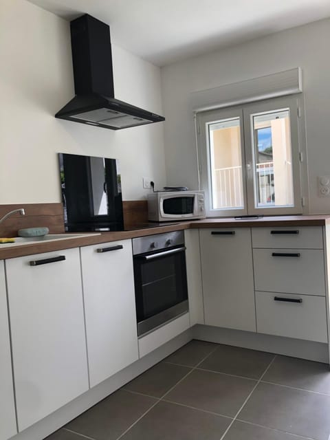 Kitchen or kitchenette, dishwasher, stove