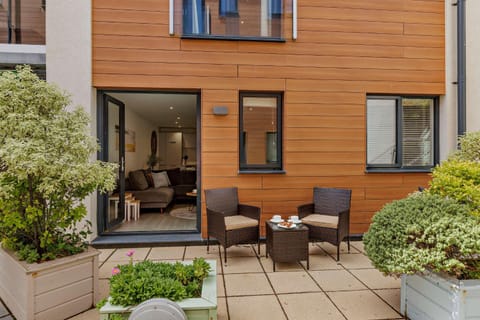 Property building, Patio, Balcony/Terrace, Seating area