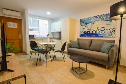 Living room, Lounge or bar, Seating area, Dining area