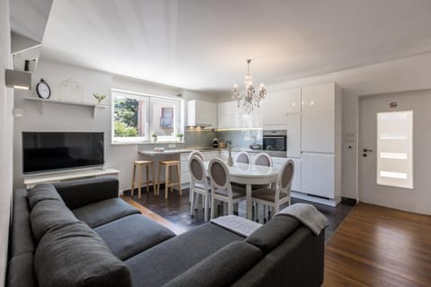 TV and multimedia, Kitchen or kitchenette, Living room, Seating area, Dining area, pet friendly, stove