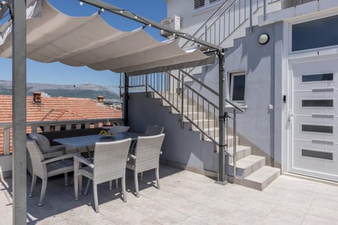 Patio, Day, View (from property/room), Balcony/Terrace, Seating area, Dining area, Mountain view