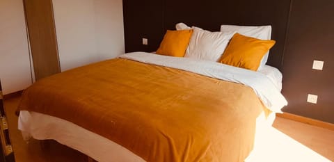 Bed, Bedroom, Garden view