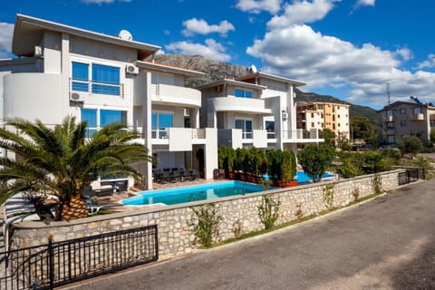 Property building, Facade/entrance, Day, Neighbourhood, Natural landscape, Balcony/Terrace, Pool view, Street view, Swimming pool, Swimming pool, Location, Parking, sunbed