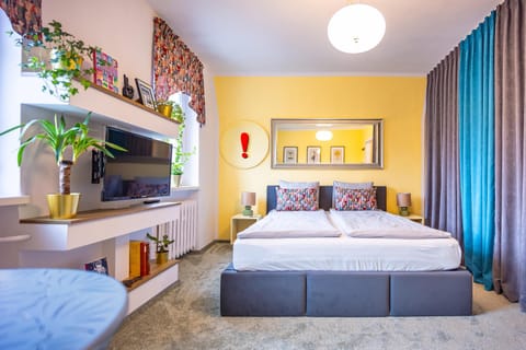 Bed, TV and multimedia, Photo of the whole room, Decorative detail