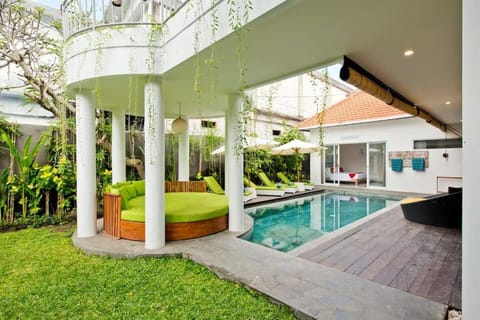 Property building, Patio, Day, Pool view, Swimming pool, sunbed