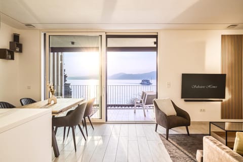 SalvatoreHomes - Luxurious Dreamview Waterfront Apartment in Torri del Benaco with Pool - Casa Azura - a 5 Star Luxury Collection at Lake Garda Apartment in Torri del Benaco