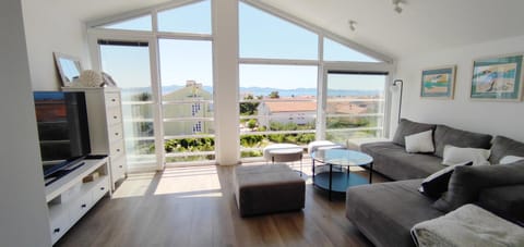 TV and multimedia, Living room, Seating area, Evening entertainment, Sea view, Sunset