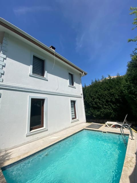 Property building, Patio, Day, Pool view, Swimming pool, sunbed