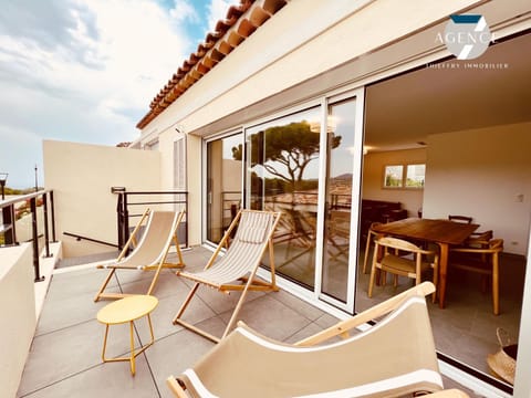 Balcony/Terrace, sunbed