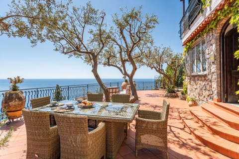 Property building, Patio, Natural landscape, Balcony/Terrace, Seating area, Dining area, Sea view