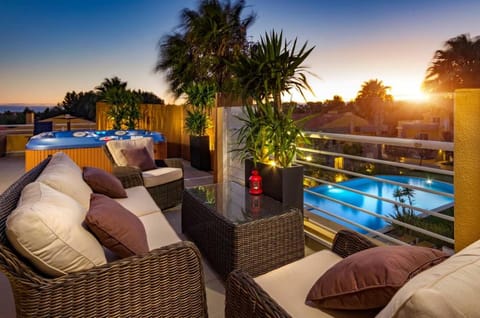 Hot Tub, Balcony/Terrace, Lounge or bar, Pool view, Swimming pool, Sunset