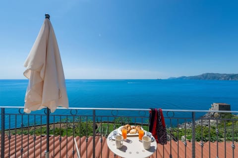 CASA OLGA, UN AFFACCIO SUL MARE !! Apartment in Praiano