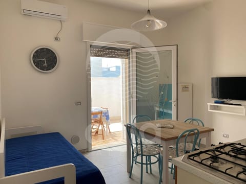 Facade/entrance, Bed, TV and multimedia, Kitchen or kitchenette, Living room, Seating area, Dining area, Lunch, kitchen, air conditioner