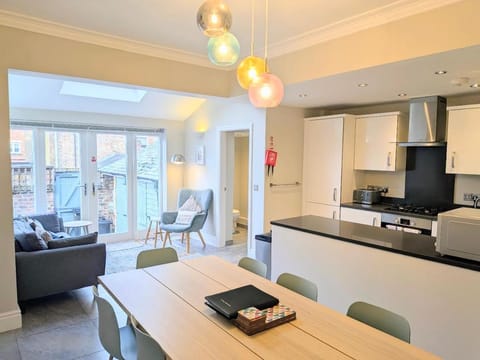 Kitchen or kitchenette, Dining area, stove