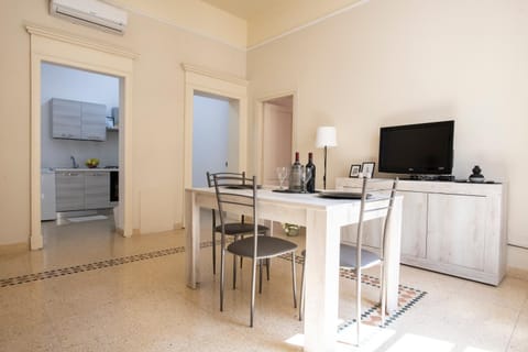 TV and multimedia, Living room, Seating area, Dining area