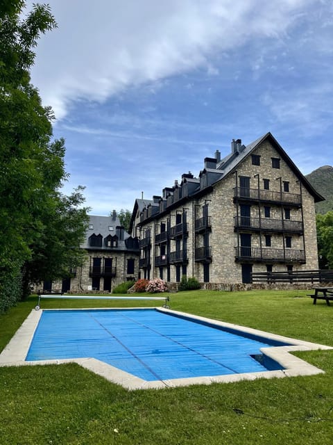 Property building, Spring, Pool view, Swimming pool