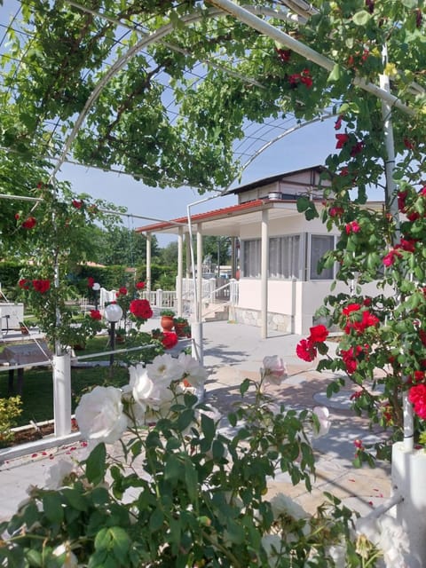 Villa Artzie. Έξοχικο με τεράστιο εξωτερικό χώρο. House in Halkidiki