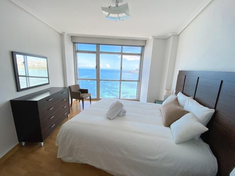 Photo of the whole room, Sea view