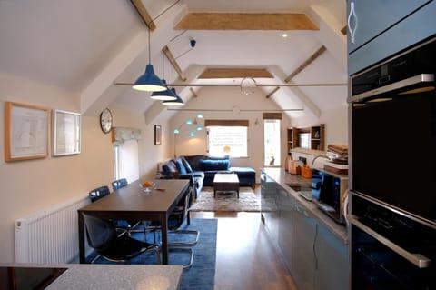 Coffee/tea facilities, Seating area, Dining area, dishwasher, oven, kitchen