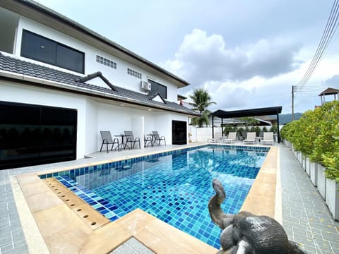 Property building, Day, Pool view, Swimming pool, sunbed