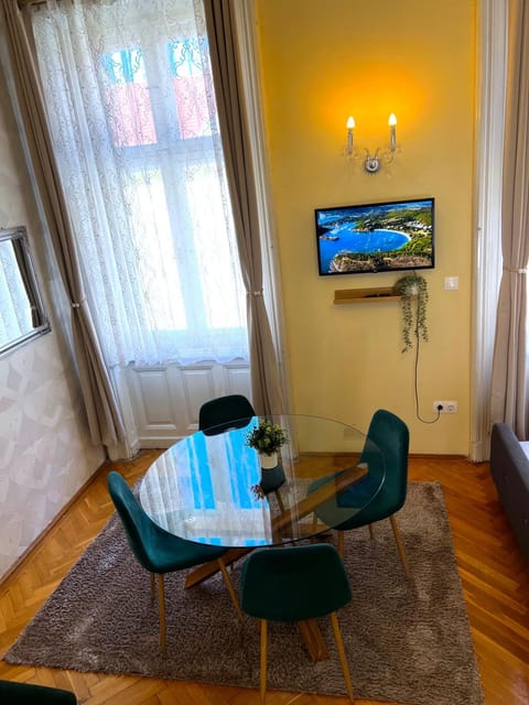 TV and multimedia, Living room, Seating area, Dining area