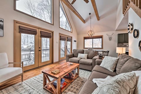 Walk to Arrowhead Lake Cabin with Private Hot Tub! Cabin in Coolbaugh Township