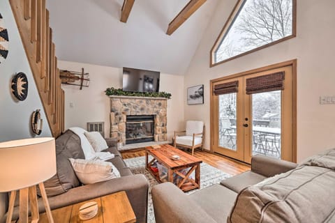 Walk to Arrowhead Lake Cabin with Private Hot Tub! Cabin in Coolbaugh Township