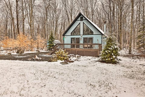 Walk to Arrowhead Lake Cabin with Private Hot Tub! Cabin in Coolbaugh Township