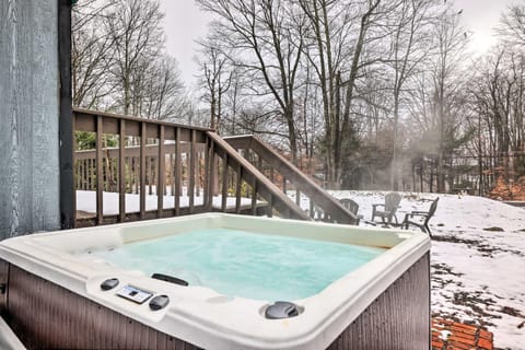 Walk to Arrowhead Lake Cabin with Private Hot Tub! Cabin in Coolbaugh Township